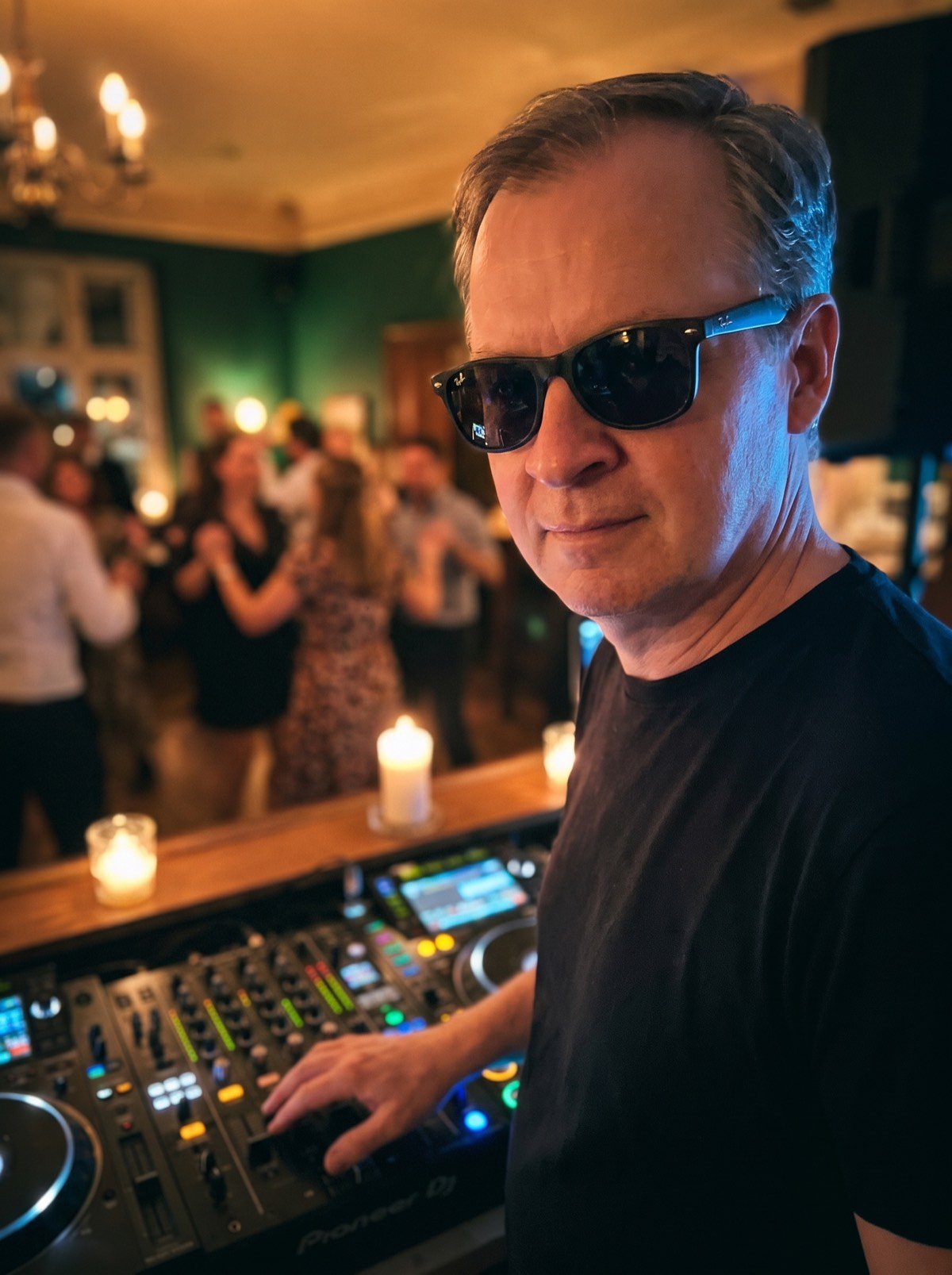 DJ Roku an seinem Pult